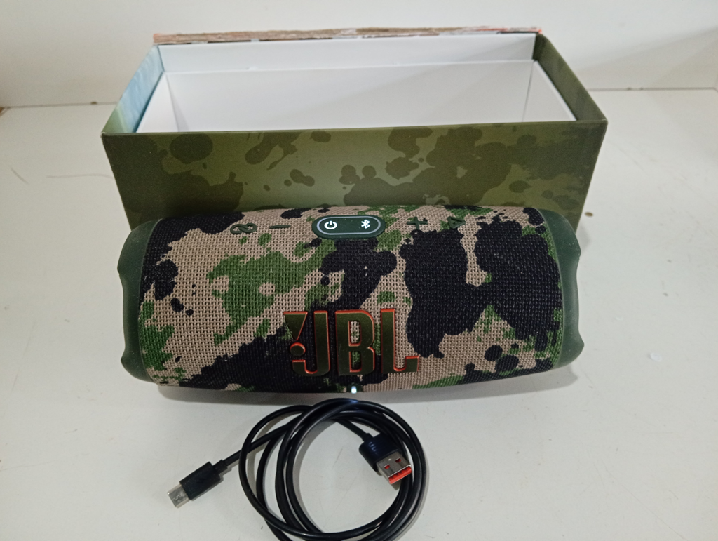 Speaker Potencia Watts No Tiene Marca Jbl Sin Control Modelo Charge5 Usado Con Desgaste Con Caja Acc Cable Usb