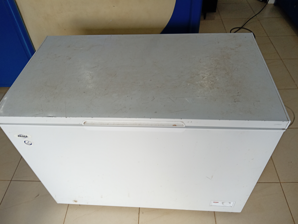 Congeladora / Frezzer Marca Fama Litros 300 Modelo Cf-300h Usado Con Desgaste Acc De 1 Puerta De Color Blanco