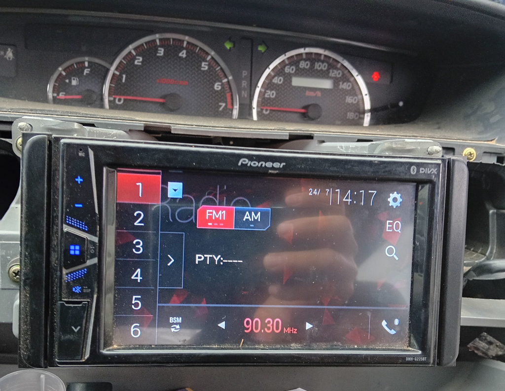 Autoradio Marca Pioneer Con Control Modelo Dmh-G225bt Usado En Buen Estado Con Con Ficha De Conexion Acc Soporte De Lata.
