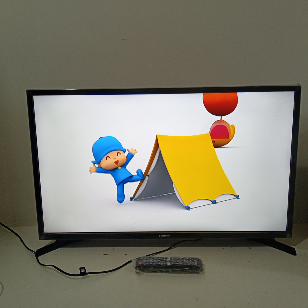 Televisor Led Smart De 32 '' Marca Samsung Modelo Un32t4300ag Con Control Usado En Buen Estado Acc Par De Patitas Cable Power