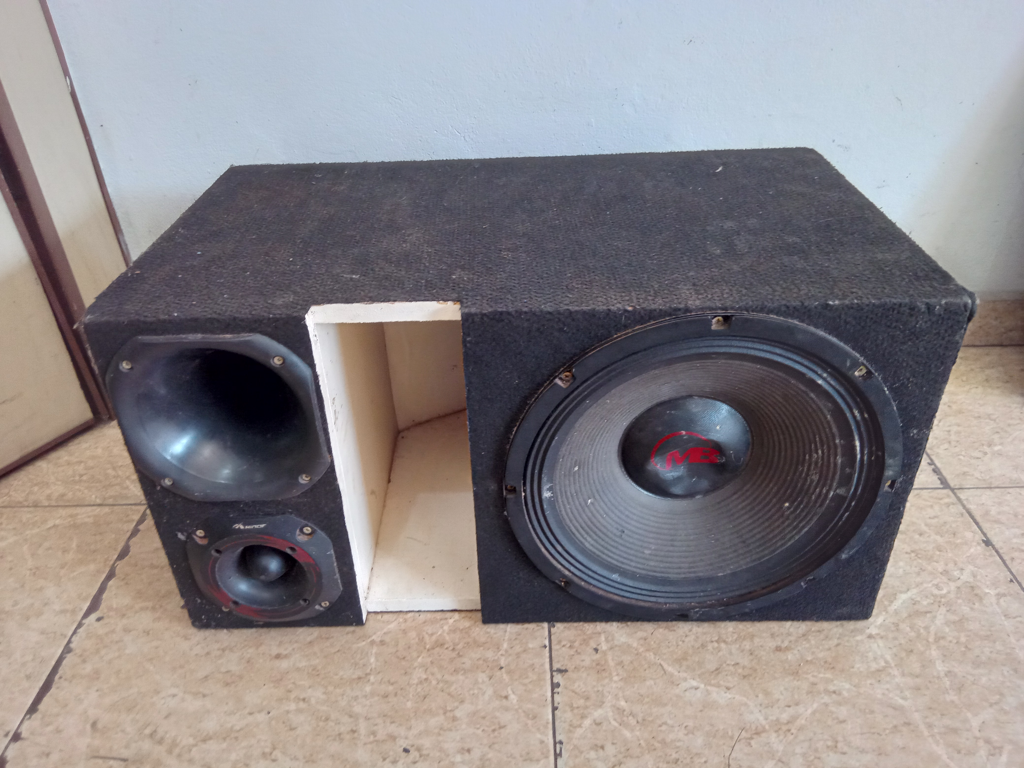 Caja C/ Parlantes Para Auto Usado Con Desgaste Acc Una Corneta Un Super Twister