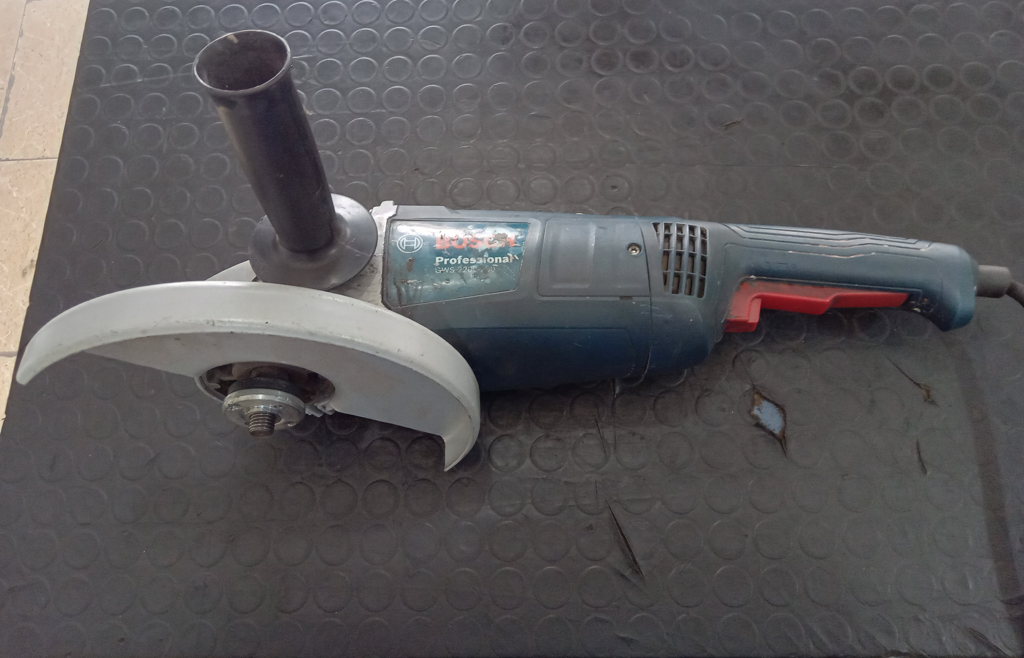 Pulidora Marca Bosh Modelo Gws2200 Tamaño Grande Usado En Buen Estado Acc Mango Protector