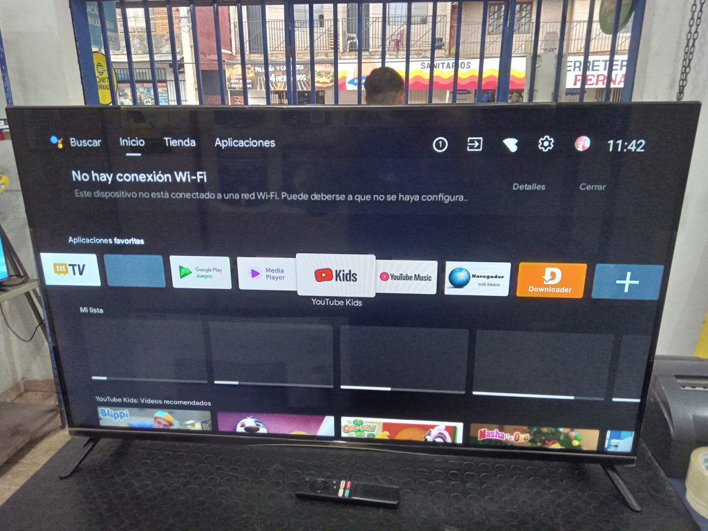 Televisor Led Smart De 43 '' Marca Aiwa Modelo Aw43b4smfl Con Control Usado En Buen Estado Acc Con Patitas