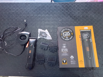 Maquina De Cortar Cabello Marca Gama Modelo Gc Ultra Fade Cc-Hf No Tiene Acc Base De Carga4 PeinesRepuesto De Cuchilla