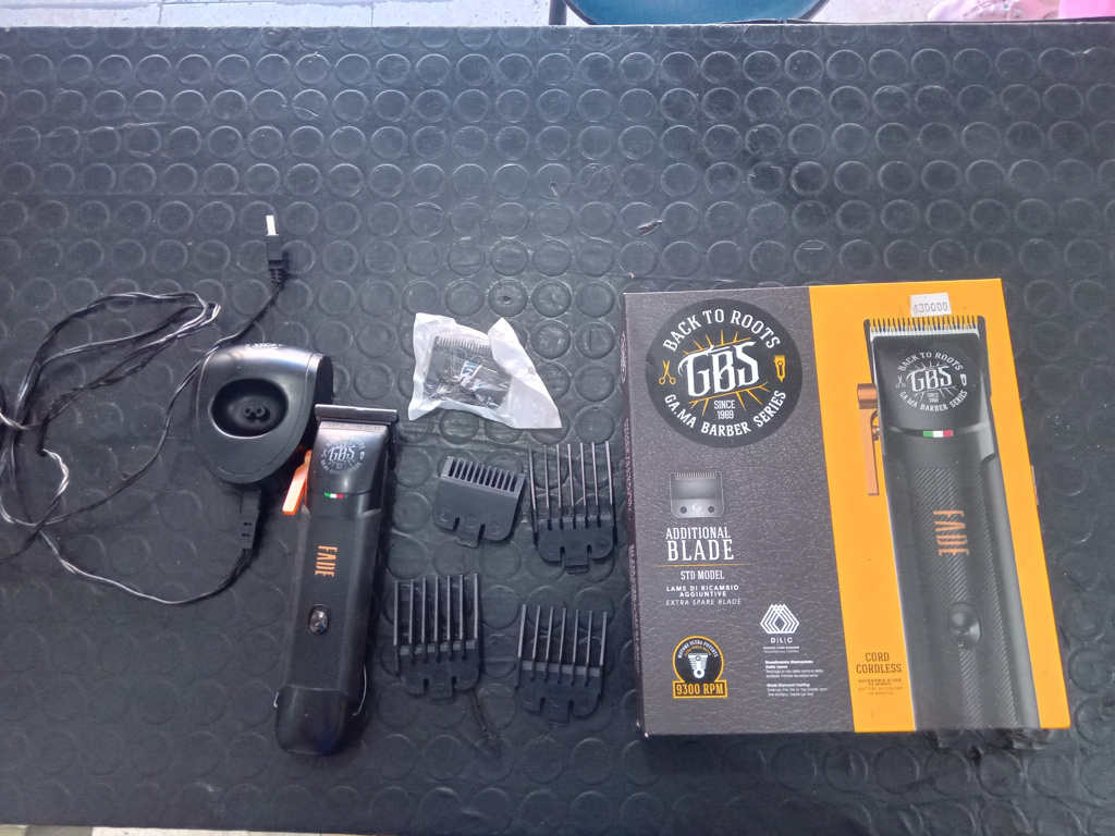 Maquina De Cortar Cabello Marca Gama Modelo Gc Ultra Fade Cc-Hf No Tiene Acc Base De Carga4 PeinesRepuesto De Cuchilla