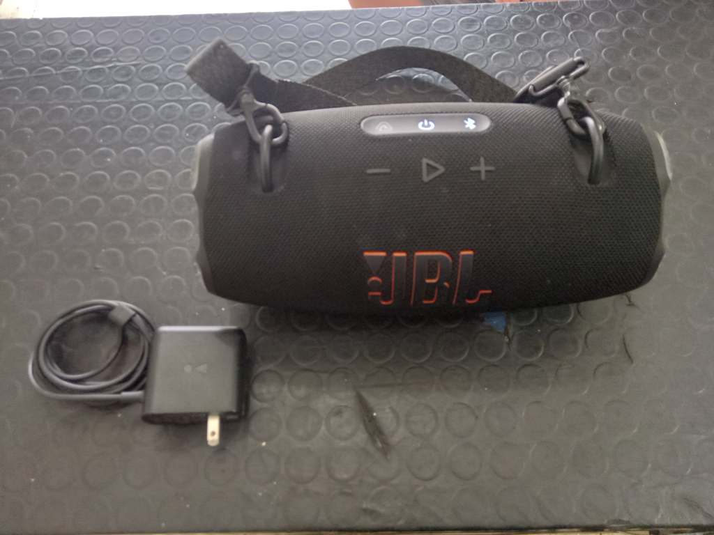 Speaker Potencia Watts No Tiene Marca Jbl Sin Control Modelo Jbl Extreme 4 Sin Caja Acc Con Cinta Colgante Y Cargador