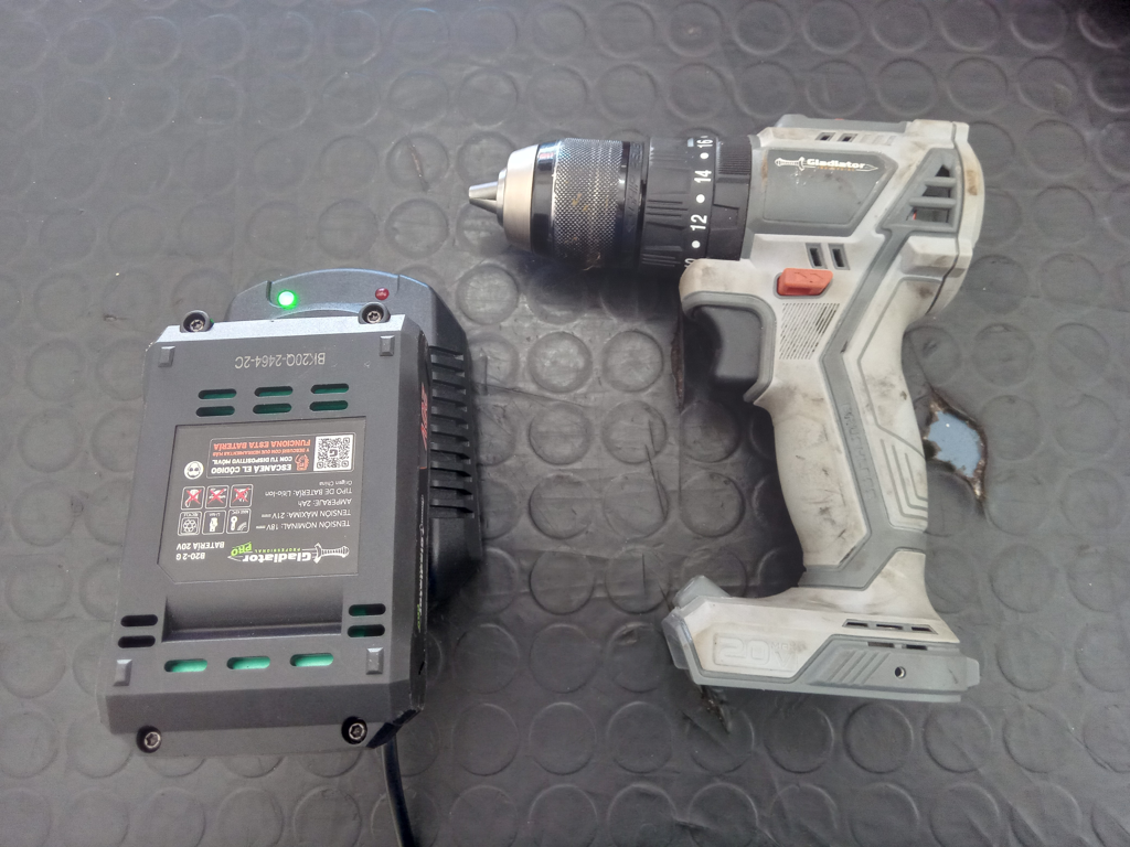 Taladro Marca Gladiator Modelo Tgp 1013/20 Acc Con Batería Y Cargador