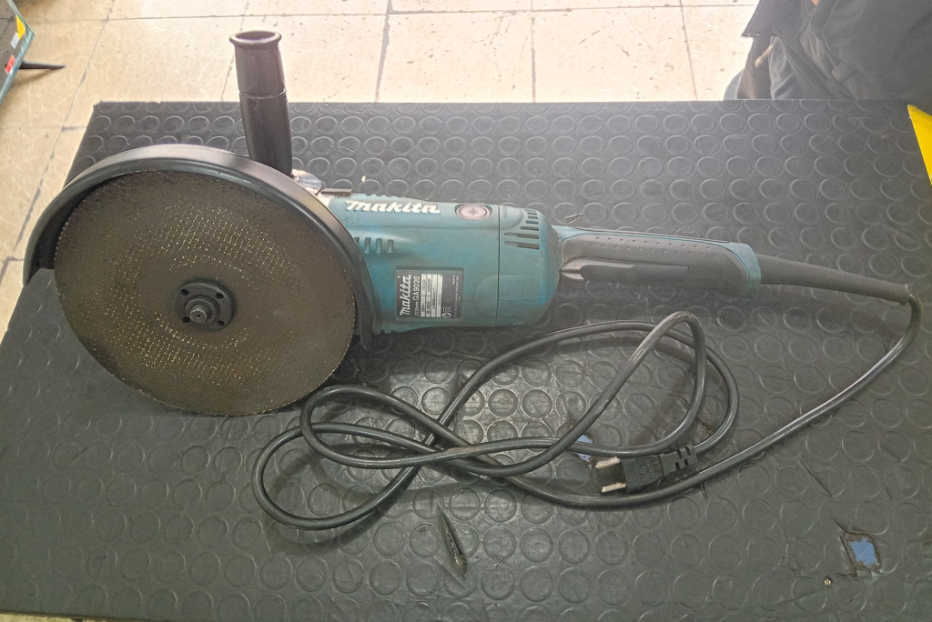 Pulidora Marca Makita Modelo Ga9020 Tamaño Grande Usado En Buen Estado Acc Con ManijaProtectorDisco