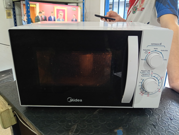 Microondas Marca Midea. Modelo Mm720cj9 Usado En Buen Estado Acc Plato De Vidrio