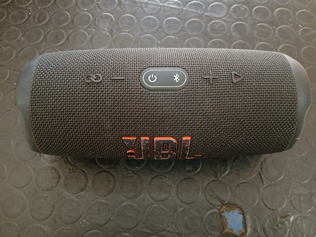 Speaker Potencia Watts No Tiene Marca Jbl Sin Control Modelo Charge 5 Usado Con Desgaste Sin Caja Acc No Tiene