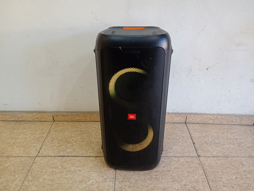 Caja De Sonido Amplificada Marca Jbl Modelo Partybox 300 Sin Control Usado En Buen Estado Acc Cable Cargador