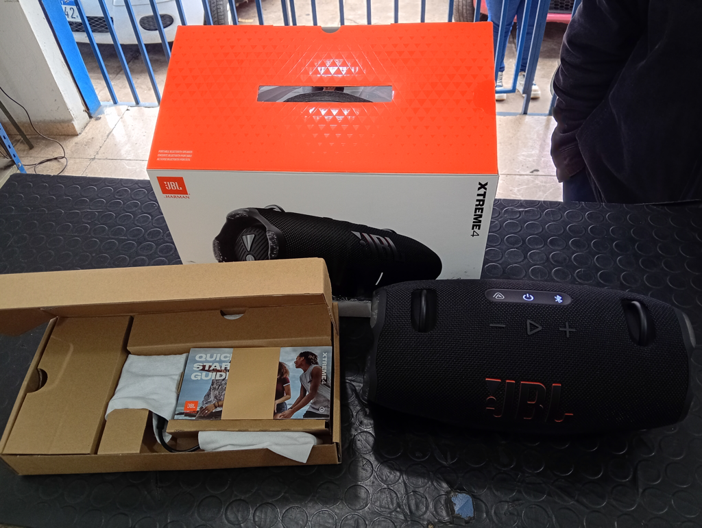 Speaker Potencia Watts No Tiene Marca Jbl Sin Control Modelo Xtreme 4 Con Caja Acc CorreaCargador