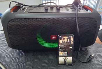 Caja De Sonido Amplificada Marca Jbl Modelo Partybox On-The-Go Sin Control Usado En Buen Estado Acc Cinta ColganteCable PowerLuz Led