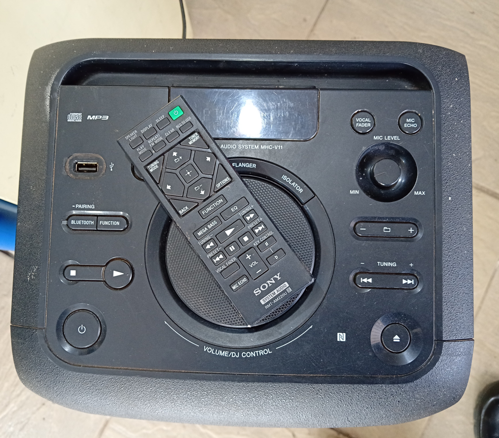 Foto 2 de Equipo De Sonido Marca Sony Con Control Modelo Mhc-V11 Usado En Buen Estado Acc Cable PowerLuces