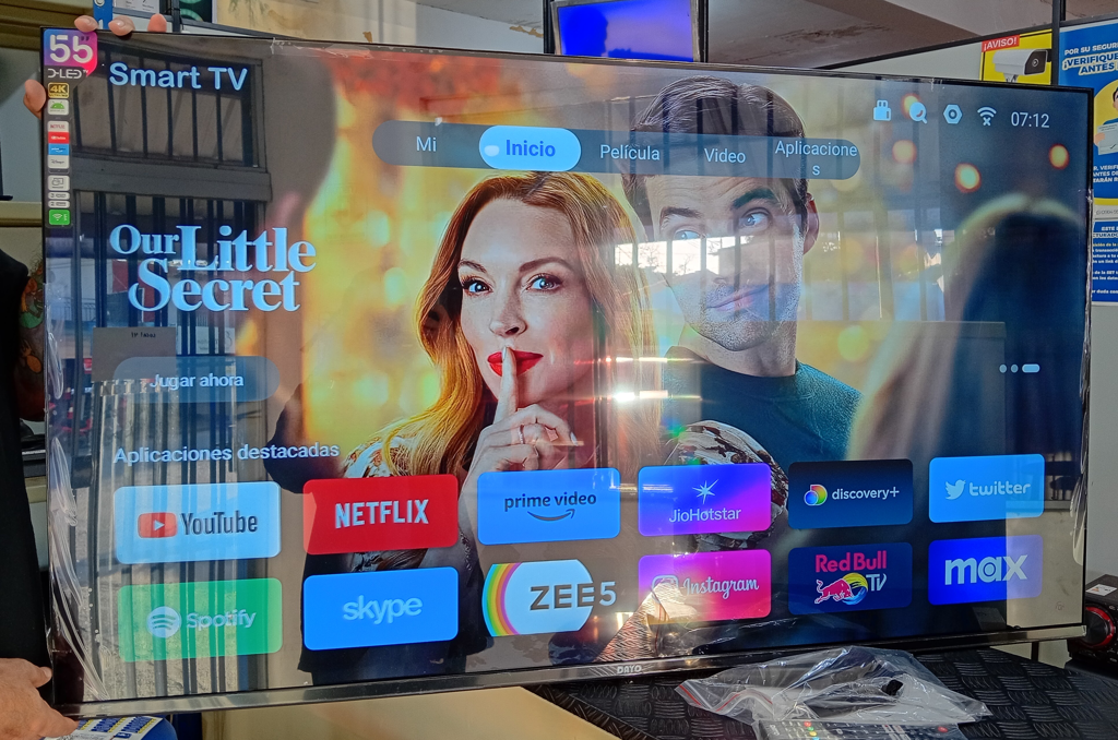 Televisor Led Smart De 55 '' Marca Dayo Modelo Dayo5908 Con Control Usado En Buen Estado Acc PatitasSoporte S/ BarraEn Caja