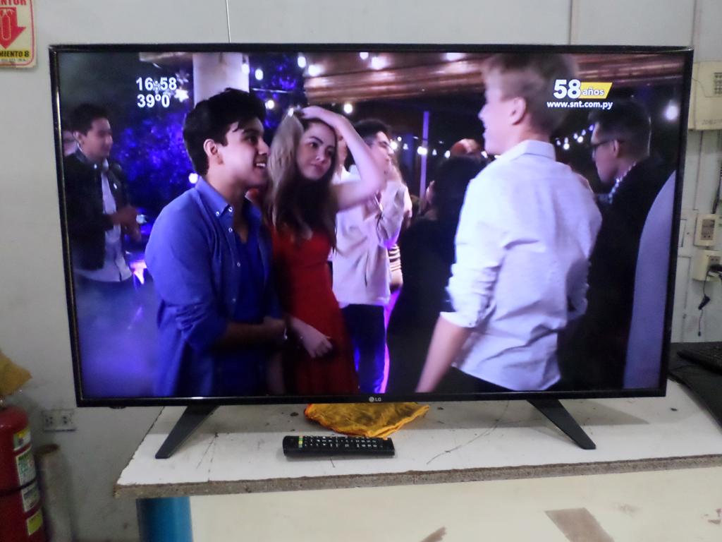Televisor Led Convencional De 43 '' Marca Lg Modelo 3lh5000-Sa Usado En Buen Estado Con Control Sin Caja Acc PatitaControl