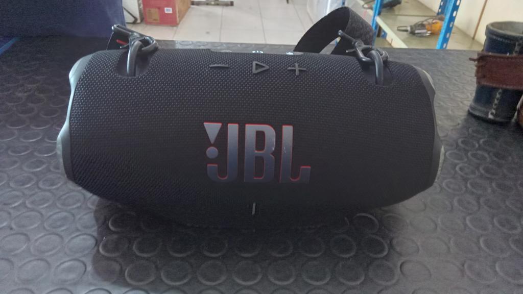 Foto 2 de Parlante Portatil Marca Jbl Modelo Xtreme 4 Usado En Buen Estado Con Colgante Acc No Tiene