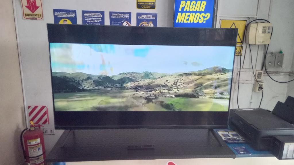 Televisor Led Smart De 50 '' Marca Samsung Modelo Un50au7090g Con Control Usado En Buen Estado Acc PatitasCable Power