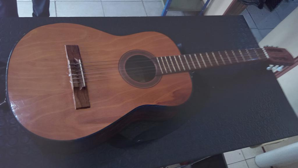 Guitarra Marca La Luqueña Modelo No Tiene Usado Con Desgaste Acc No Tiene