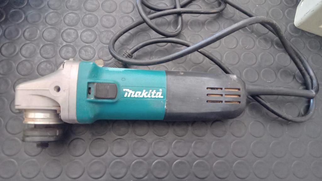 Pulidora Marca Makita Modelo 9557hn Tamaño Pequeño Usado En Buen Estado Acc No Tiene