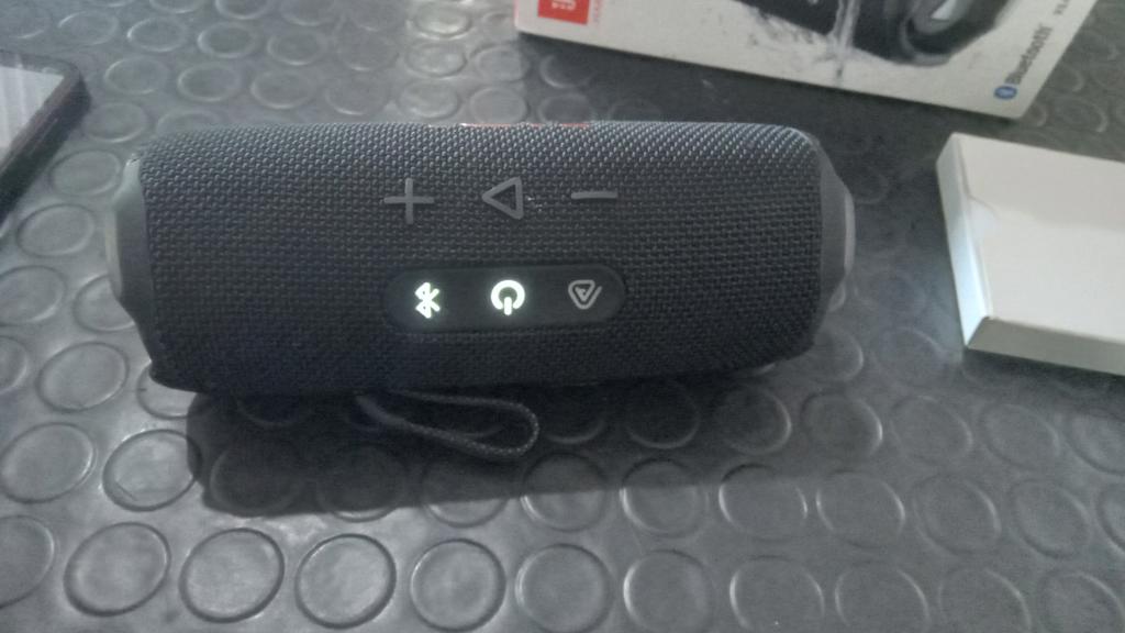Foto 2 de Speaker Potencia Watts No Tiene Marca Jbl Sin Control Modelo Flip7 Usado En Buen Estado Con Caja Acc No Tiene