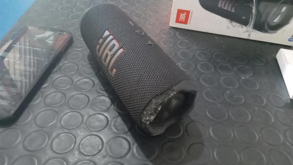 Foto 3 de Speaker Potencia Watts No Tiene Marca Jbl Sin Control Modelo Flip7 Usado En Buen Estado Con Caja Acc No Tiene