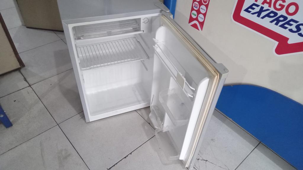 Foto 2 de Frigobar Marca Electrostar Litros 76 Modelo Eshd1081 Usado En Buen Estado Con 1 Parrilla Acc 2 Bandejas