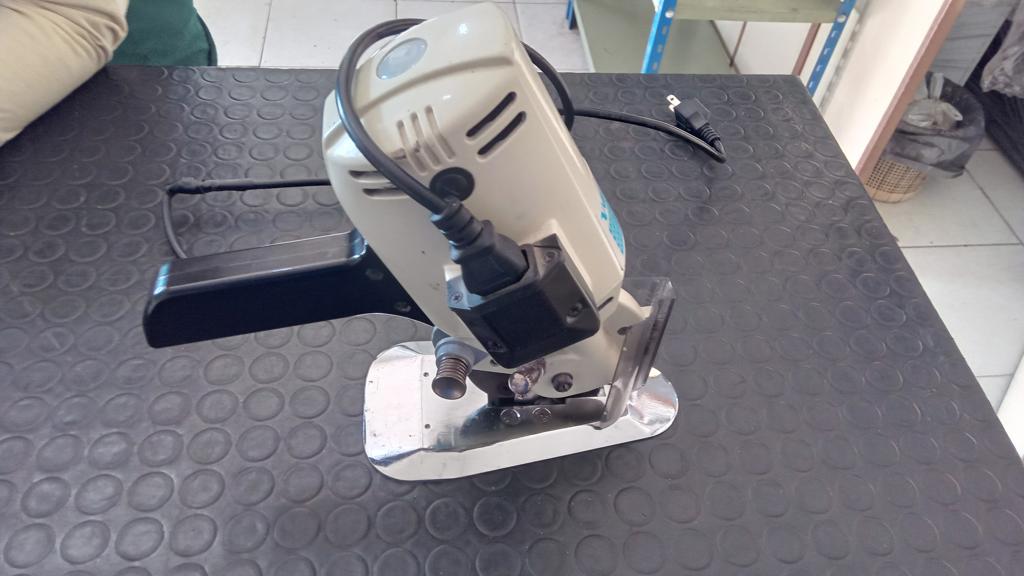 Foto 2 de Cortadora De Tela Marca Westman Modelo Rs100 Usado En Buen Estado Acc No Tiene
