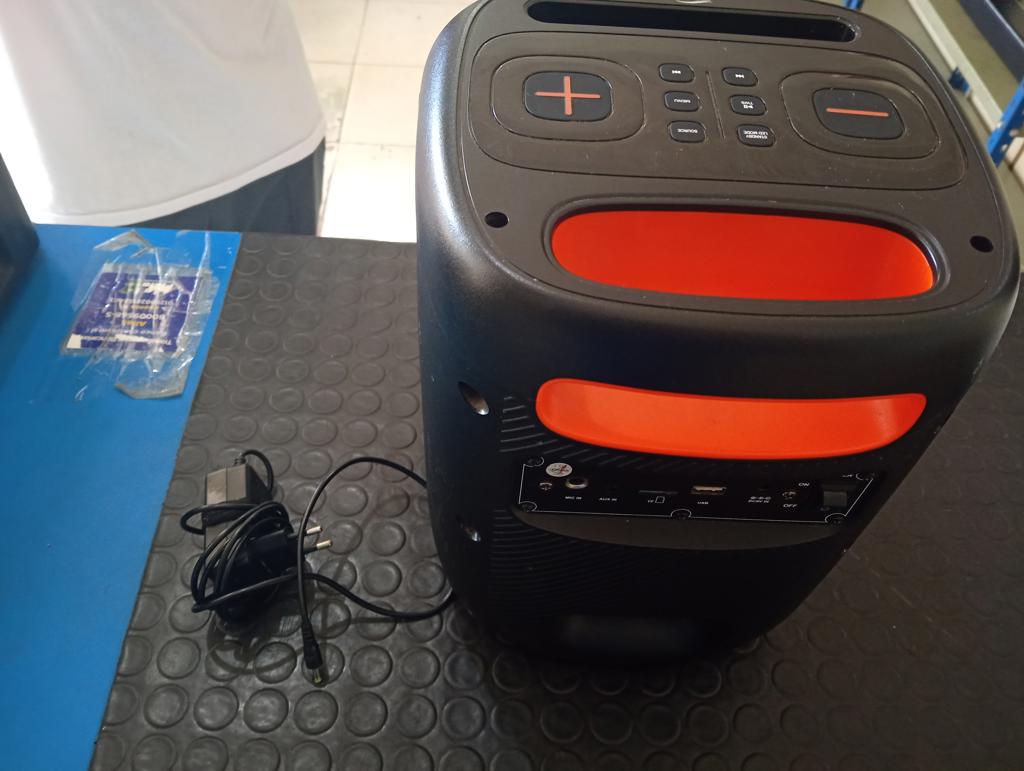 Foto 2 de Parlante Portatil Marca Fama Modelo Bx0669a Acc No Tiene
