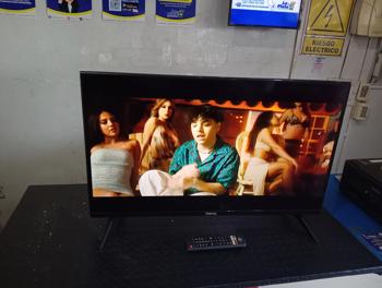 Televisor Led Smart De 32 '' Marca Tokyo Modelo Tvtokff32wb Con Control Usado En Buen Estado Acc Patitas