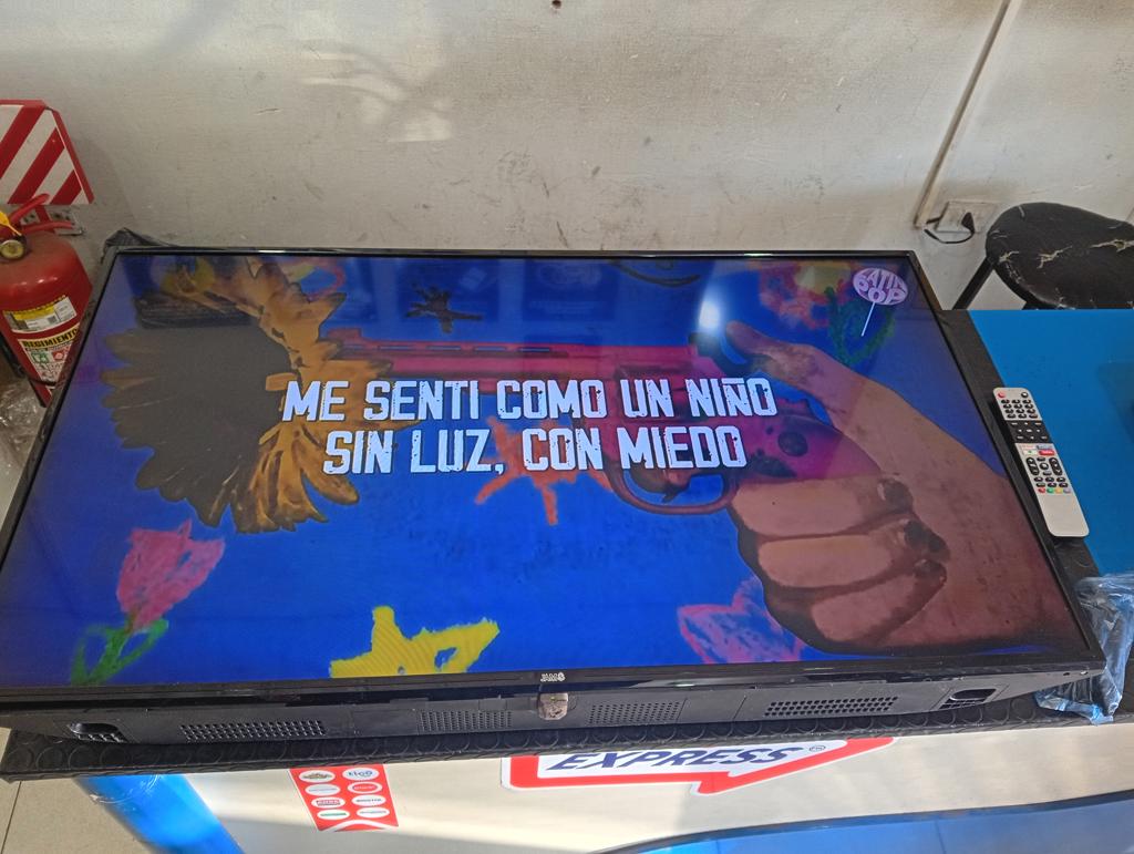 Televisor Led Smart De 43 '' Marca Jam Modelo Ultrasgtm43gts Con Control Usado En Buen Estado Acc PatitasCable Power