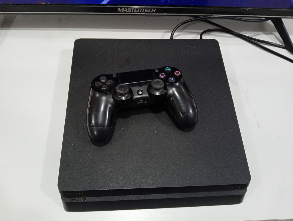 Juego Electronico Ps4 Marca Sony Modelo Cuh-2216b Disco Duro 1.000 Gb Con Control Sin Caja Usado En Buen Estado Acc Cable Power Hdmi