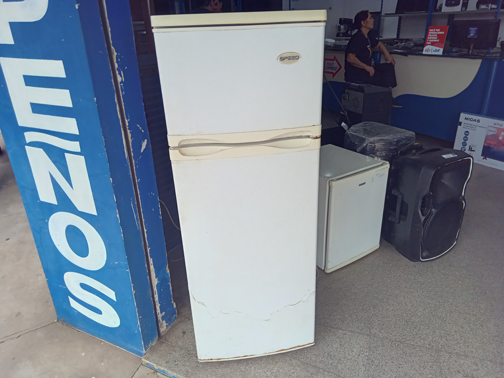 Heladera Marca Speed Modelo Sh300l2p Usado En Buen Estado Litros 300 Acc 1 Parrilla 3 Bandejas De Vidrio2 Porta Vasos Verdulera
