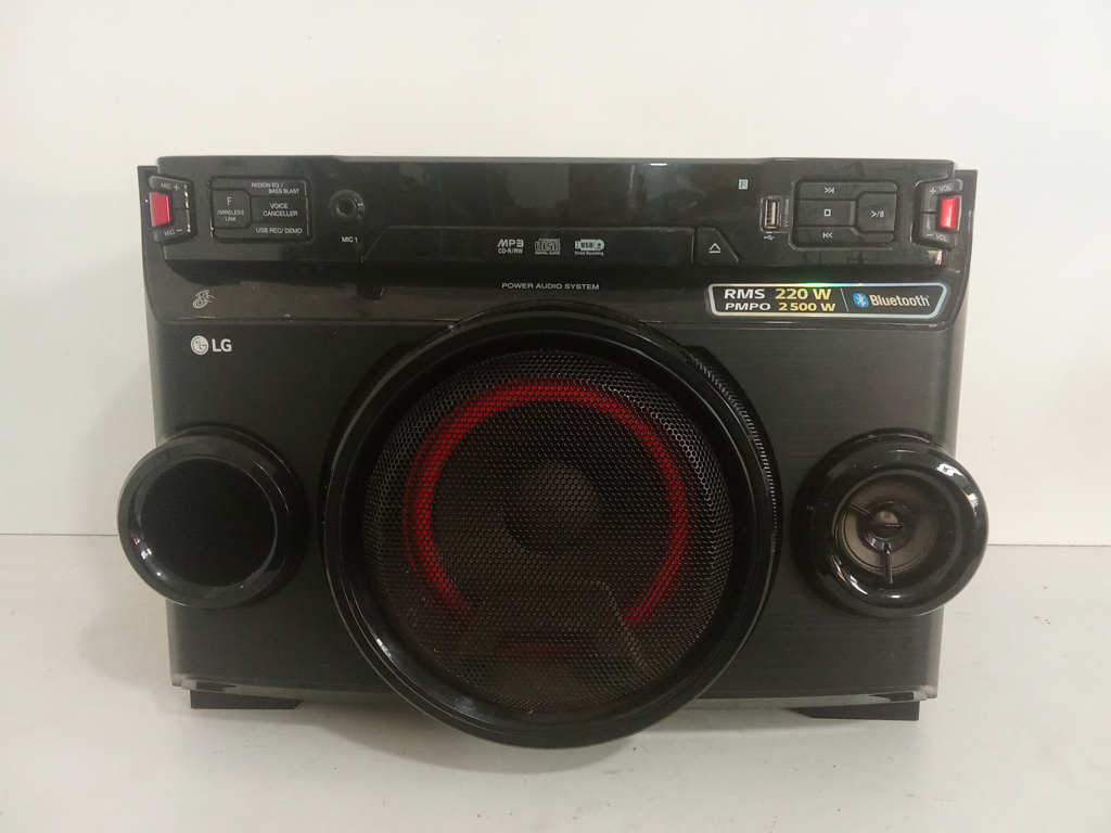 Caja De Sonido Amplificada Marca Lg Modelo Om4560 Sin Control Usado En Buen Estado Acc Cable PowerBtFmAux
