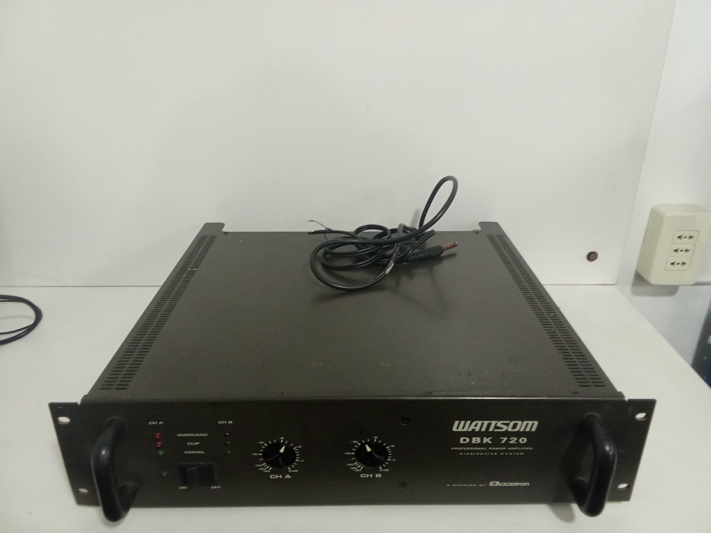 Amplificador De Sonido P/ Discoteca Marca Wattsom Modelo Dbk720 Usado En Buen Estado Acc 2 Canales 4 SalidasCable Power