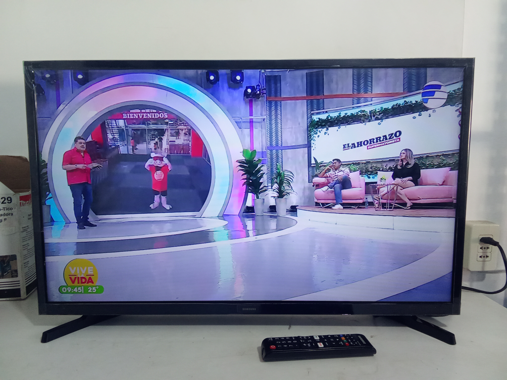 Televisor Led Smart De 32 '' Marca Samsung Modelo Un32t4202ag Con Control Usado En Buen Estado Acc UsbHdmiAntenaControlPatitas