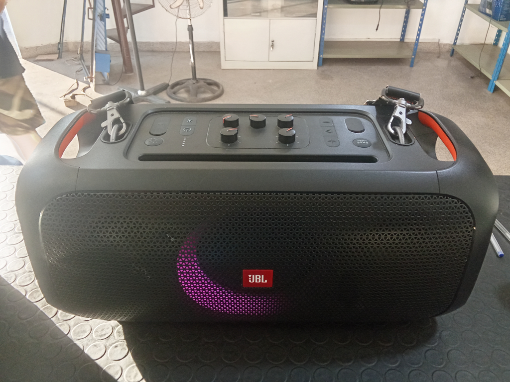 Caja De Sonido Amplificada Marca Jbl Modelo Party Box On The Go Sin Control Usado En Buen Estado Acc CorreaCable Power