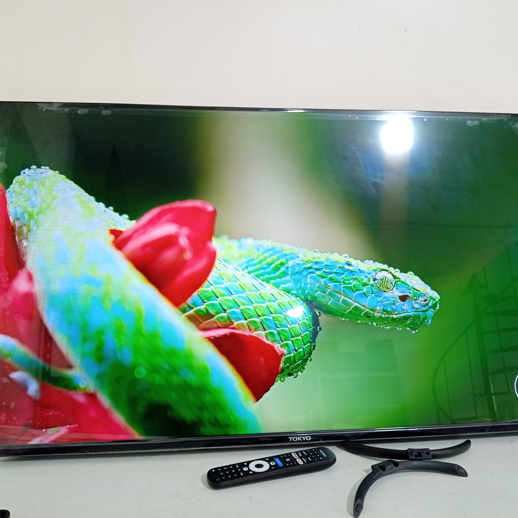 Televisor Led Smart De 43 '' Marca Tokyo Modelo Tvtokff43g5 Con Control Usado Con Desgaste Acc PatitasCable Power