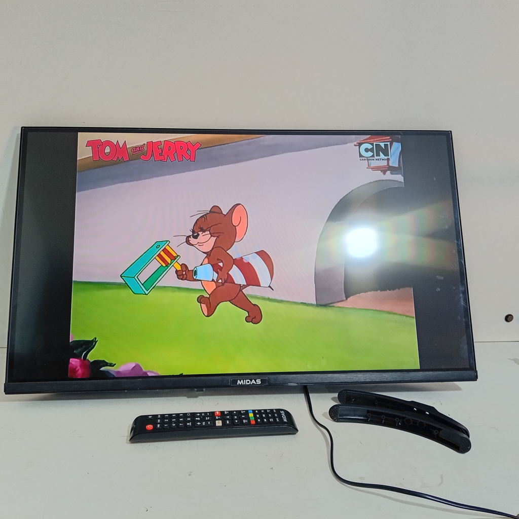Televisor Led Smart De 32 '' Marca Midas Modelo Md-Smtv32a Con Control Usado En Buen Estado Acc Patitas