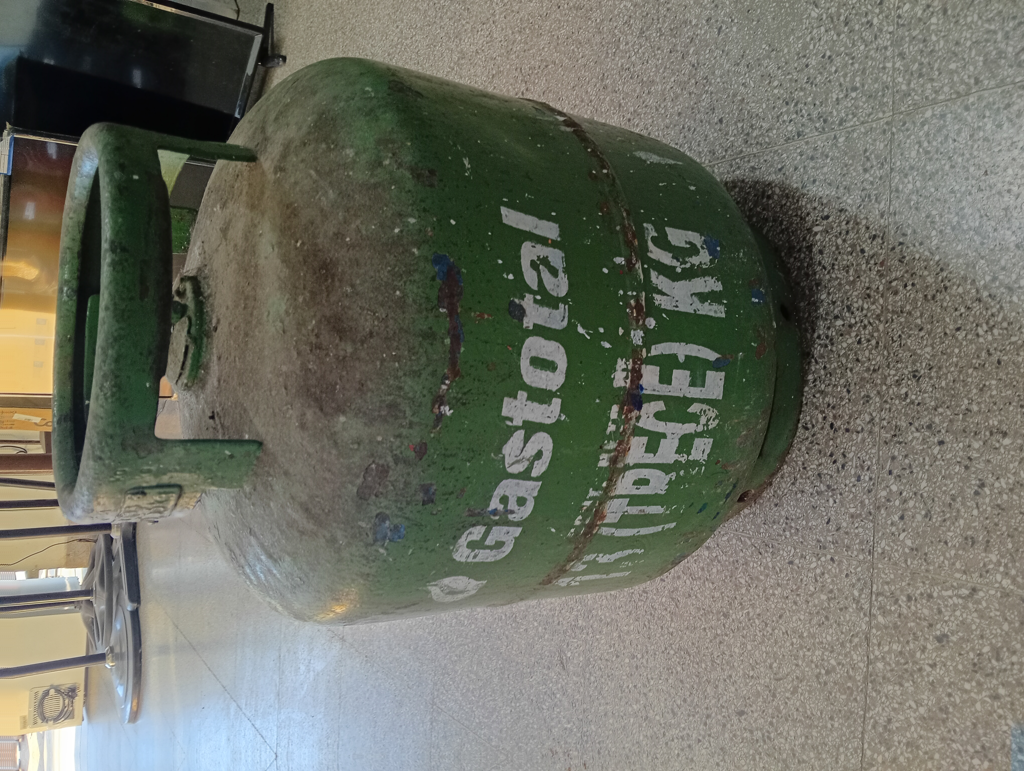 Garrafa Cap 13 Kg. Marca Gastotal Usado En Buen Estado Color Verde Acc No Tiene