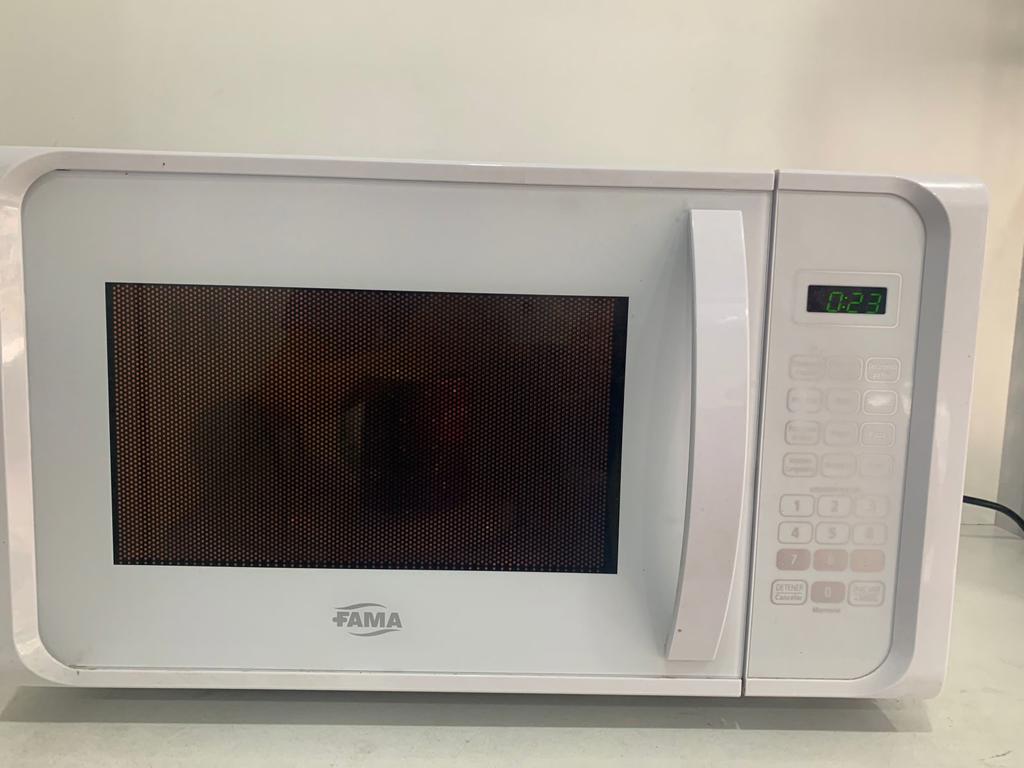 Microondas Marca Fama Modelo Mf-25arr Usado En Buen Estado Acc C/Panel DigitalC/Plato De Vidrio