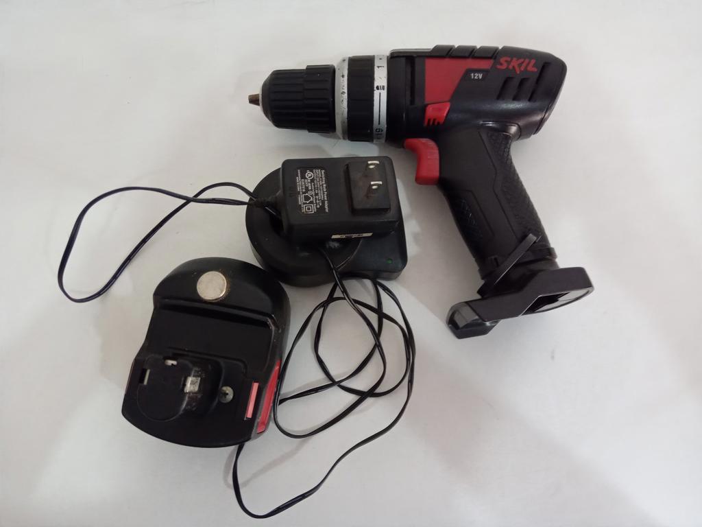 Taladro Marca Skil Modelo 2511 Usado-En-Buen-Estado Acc C/1 BateriaC/Base De Carga