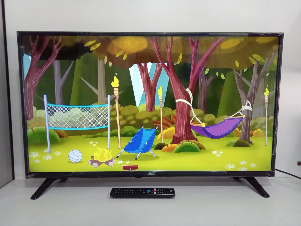 Televisor Led Smart De 42 '' Marca Jvc Modelo Lt-42n750u Con Control Usado Con Desgaste Acc C/ Patitas De Pedestal