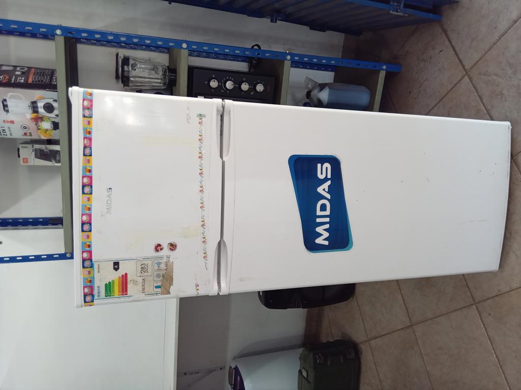 Heladera Marca Midas Modelo Md-Rh300 Usado En Buen Estado Litros 300 Acc C/Luz InternaC/VerduleraC/4 Repisas De VidrioC/3 Portavasos
