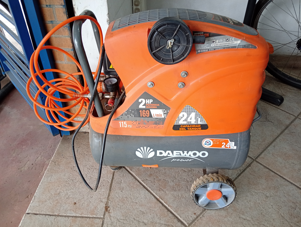 Foto 2 de Compresor De Aire Marca Daewoo 25 Lts Modelo Daac24dn Potencia Hp 2 Usado En Buen Estado Acc C/Manguerita