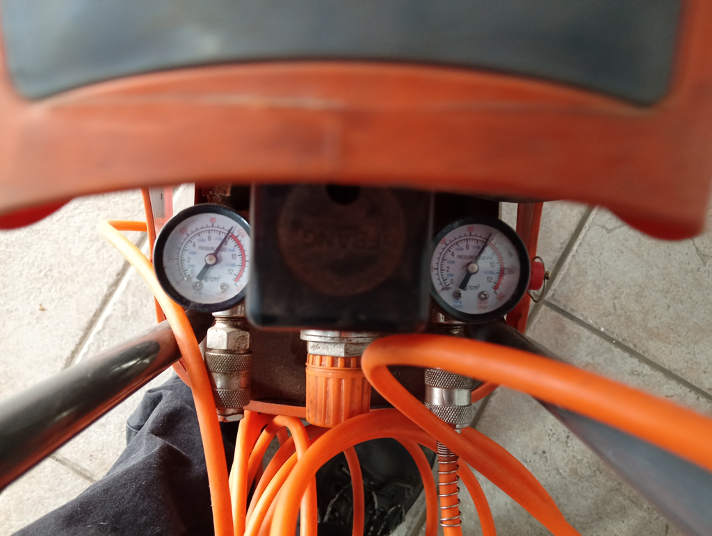 Foto 3 de Compresor De Aire Marca Daewoo 25 Lts Modelo Daac24dn Potencia Hp 2 Usado En Buen Estado Acc C/Manguerita