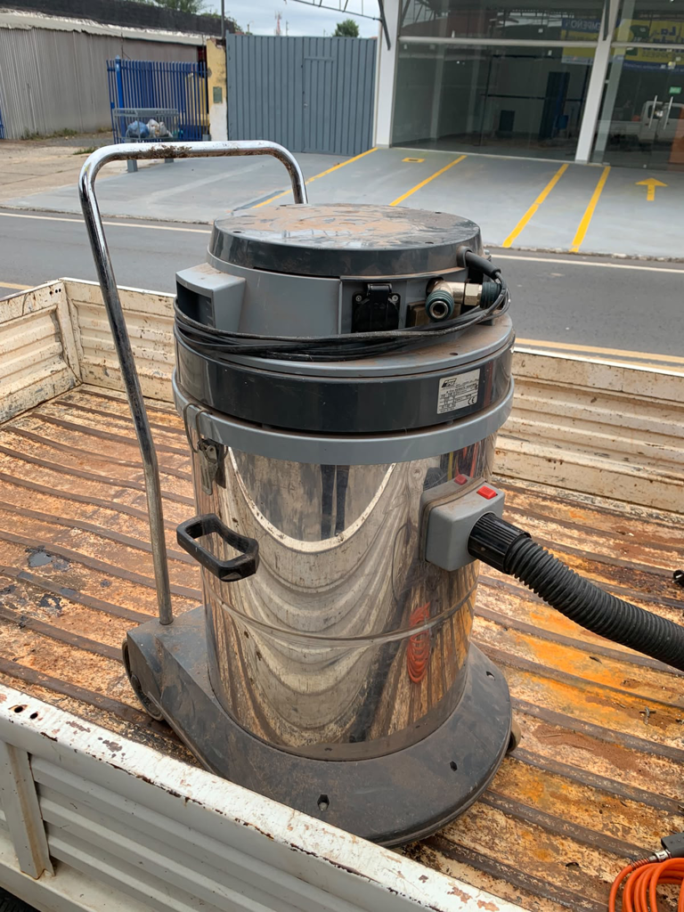 Aspiradora Marca Tmb Modelo B770 Usado Con Desgaste Acc C/RueditasC/Manguera
