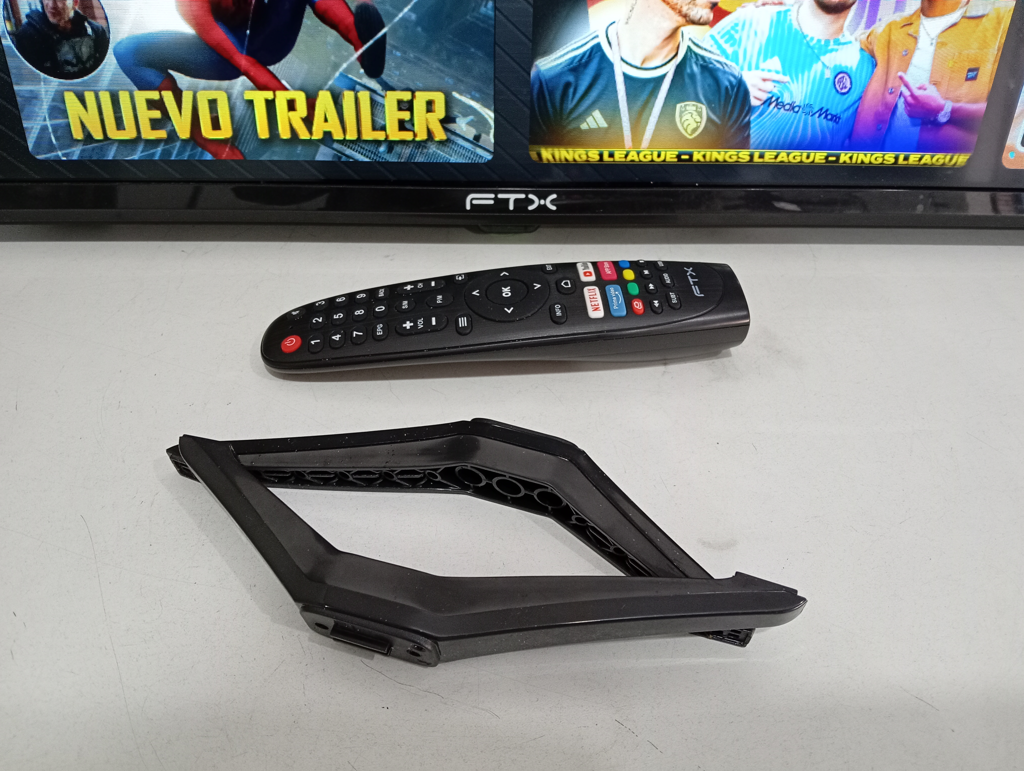 Foto 2 de Televisor Led Smart De 43 '' Marca Ftx Modelo Ftx43fhd2v1 Con Control Usado En Buen Estado Acc C/2 Patitas De PedestalC/Tornillitos