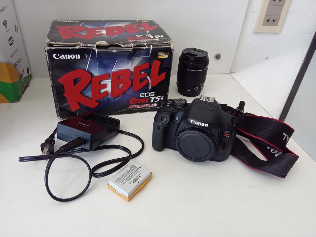 Camara Fotografica Profesional Marca Canon Modelo Eos Rebel T5i Acc CargadorColganteBateria