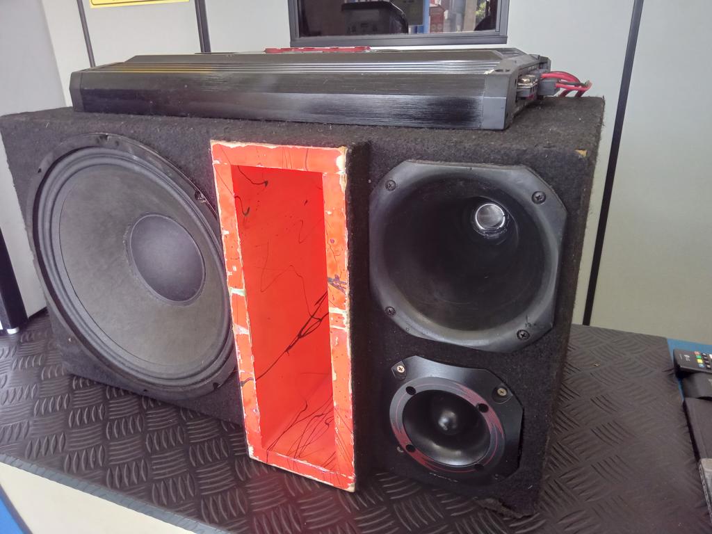 Caja C/ Parlantes Para Auto Usado En Buen Estado Acc WooferTwisterCorneta